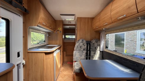 6-sitziger Mercedes-Benz Alcove aus dem Jahr 2002