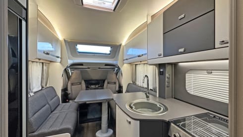 594 – 2025 Swift Voyager 594 Luxury Island Bed Model