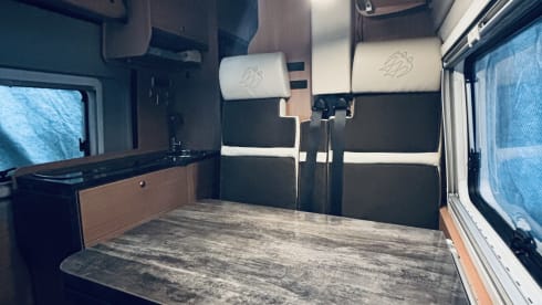 Comfortabel op avontuur als gezin van 4 of met z’n tweeën – 4P bus camper Fiat Ducato - Knaus Boxstar (transverse bed 2P + lifting bed 2P)