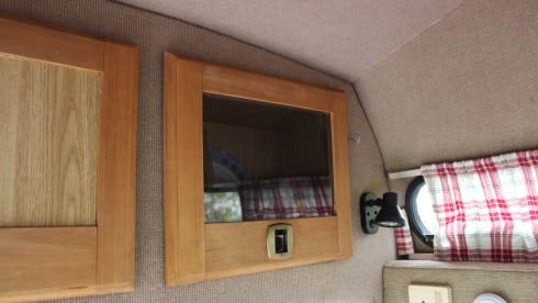 Poppy – VOLKSWAGEN T25 RETRO 1980'S 4 BERTH CAMPER, DIESEL HEATING, OFF GRID.
