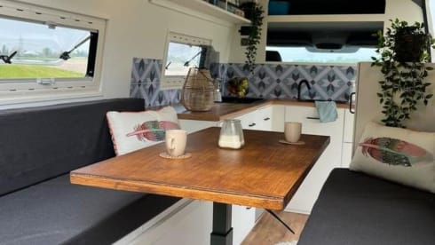 Maui  – Volkswagen Crafter Campervan 