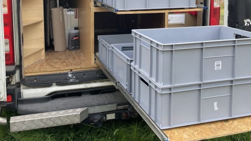 Ivy – Spacious Iveco Daily campervan