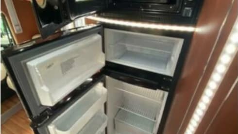 Beautiful camper with the most ideal layout, park your car inside for free