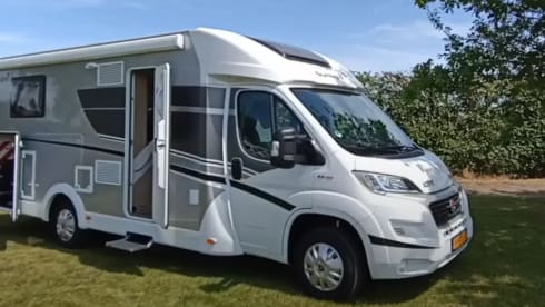 Sunlight T68 – Hele mooie ruime 4 persoons Sunlight camper uit 2018, veel bergruimte.