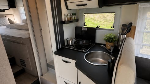 Moderne Ford Camper voor 4 Personen – Compact, Luxe en Avontuurlijk