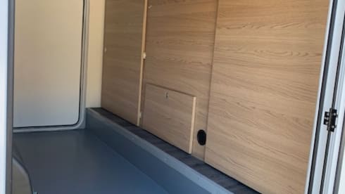 LMC 662 – LMC 9 traps automaat 3 pers Lengte 6.95mtr BJ 2021 Rijbewijs B