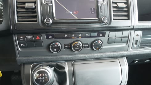 Volkswagen T6 Multivan 5 to 7 seats with pop-up roof!