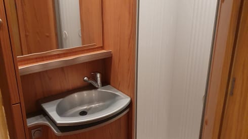 Bernie G – Luxurious and spacious high quality German built integrated motorhome