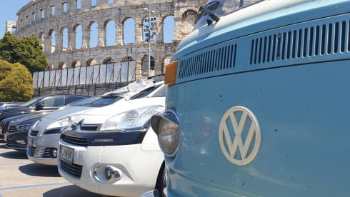 Brum – Volkswagen T2 baby blue with 6 cylinder
