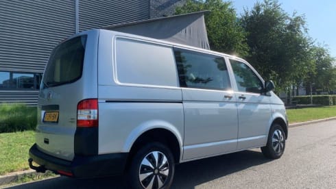 2p Volkswagen campervan uit 2015