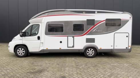 Beautiful luxury 4 person camper