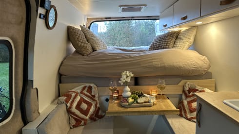 Henry – Trendy, 2-3 person off grid camper bus, suitable for all seasons!