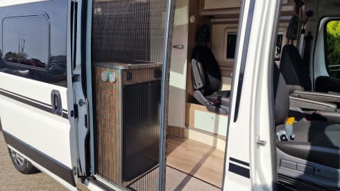 Witte Willem – 2p Peugeot bus uit 2016