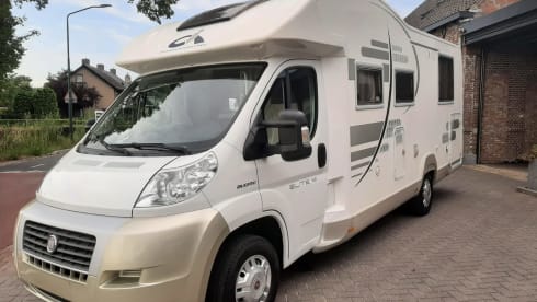 CI X-TIL – Very luxurious 4 person camper with queen bed and pull-down bed, lots of storage space