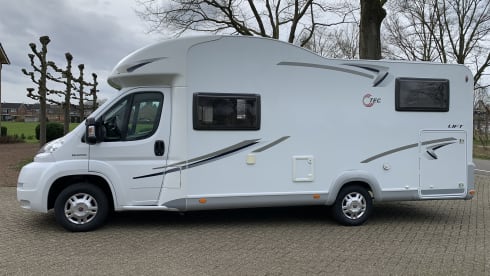 Beautiful spacious comfortable fine fully equipped 4 person camper