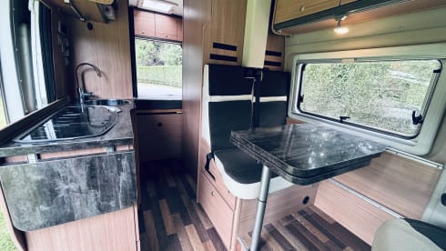 Comfortabel op avontuur als gezin van 4 of met z’n tweeën – 4P bus camper Fiat Ducato - Knaus Boxstar (transverse bed 2P + lifting bed 2P)