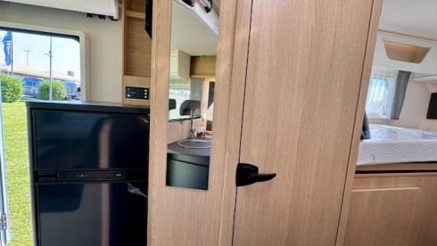 TWIN SUNNY – SEMI-INTEGRATED T 670 S TWIN BEDS, AUTOMATIC