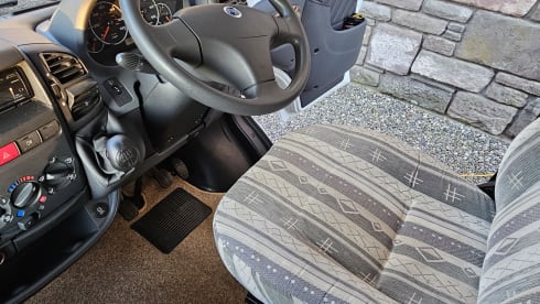Ellie – Comfortable 4-Berth Motorhome with Large Garage for Hire