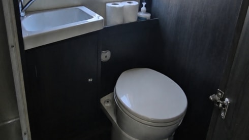 Earth Roamer – 6 berth Ford alcove from 2019