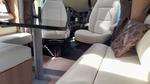 McLouis semi-integrated 4 people