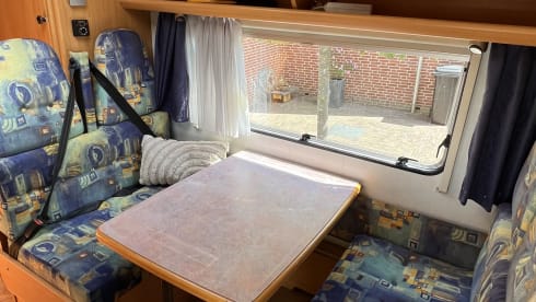 Luxury 4 person LMC - Off grid - 210 Amp - 220V - LPG cooking/heating