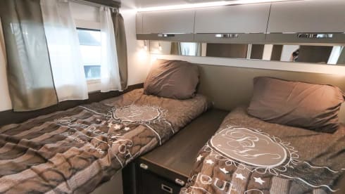 2021 *Full Option* Benimar Cocoon 463 with AUTOMATIC