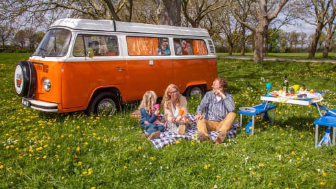 Dora – Ga op vakantie met onze oranje Volkswagen camper busje Dora