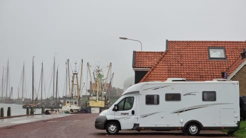 Fully equipped neat Pilote camper semi-integrated