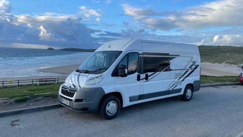 Camper Citroën Relay 2 del 2012 dotato di doccia e servizi igienici a bordo