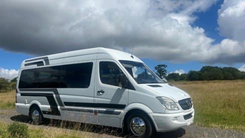 4 berth Mercedes-Benz bus campervan