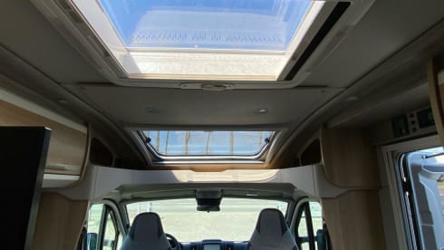 Vrije Vogels – Young luxury Knaus Sky Ti with bicycle carrier + large garage + camera