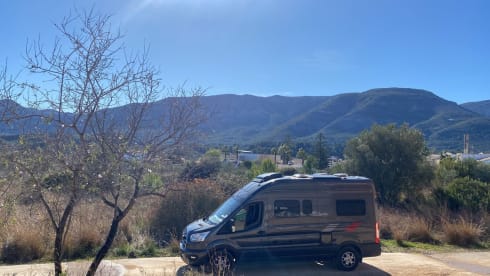 Camperbus Magnetic Grey – FORD LMC Innovan 590 camperbus 2024  met zonnepaneel Magnetic Grey X-987-RP