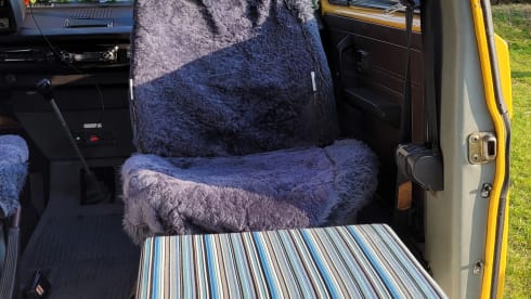 CHICO – cozy, neat, canary yellow oldtimer VW T3 for rent!