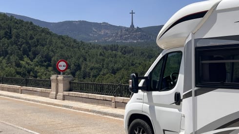 Casa Viaggio – Spacious Hobby Alcove Family Camper with fixed bunk bed