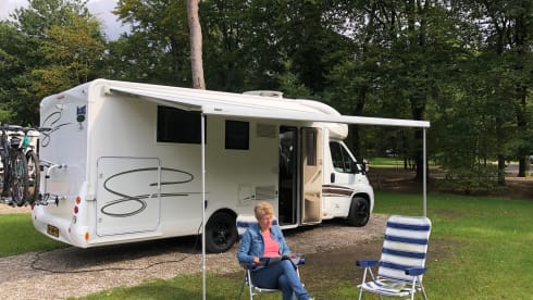 Luxurious spacious 4p camper with queen bed and pull-down bed