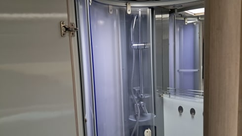 C12 – Hobby V65 Enkele Bedden Grote Garage