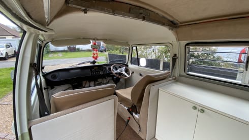 Olive – Klassischer Volkswagen-Wohnmobil mit 2 Schlafplätzen, Baujahr 1977
