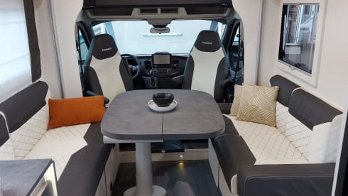 Het pareltje  – Brand new 5p Chausson Ford 170 automatic