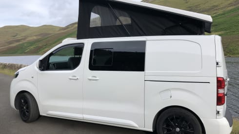 Lionel – Immaculate 4 berth Toyota van from 2017 - single and ready to mingle!