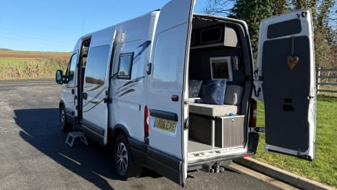 Marge – Campervan met 3 slaapplaatsen, volledig zelfvoorzienend. 