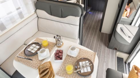 5 berth - Automatic / 2 cabins  – New Zefiro 696  auto - Wi-Fi / Rear double bed.