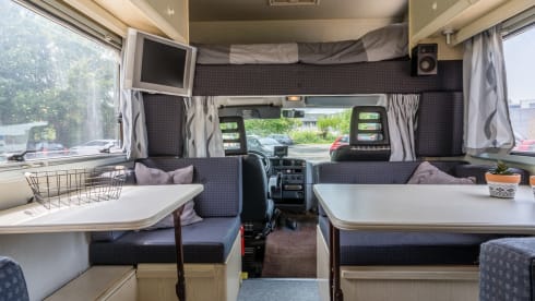 Cozy 8-pers. with 5 fixed berths.