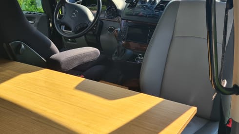 Black Viany – 2p Mercedes-Benz Viano campervan from 2010