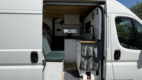 Busje naar Zuid Lara – Wonderful self-built camper bus for 2p