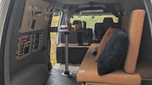 Callie the Caddy – Off-Grid 4x4 van. Insurance included!