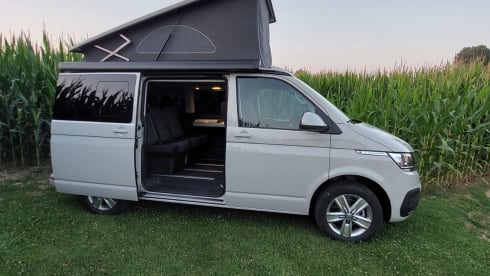 Adventure_van_rent – VW California T6.1 Beach