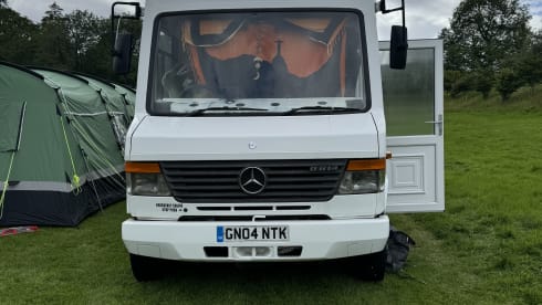 Viva La Vario – 4 berth Mercedes-Benz semi-integrated from 2004