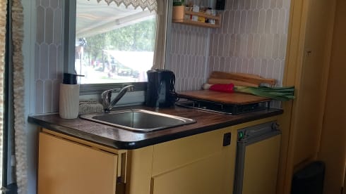 Geheel gerenoveerde camper met retro look. – 4-seater Ford Alcove from 2001