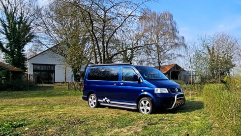Rugged Volkswagen T5 Camper | extra tent, air conditioning, cruise control