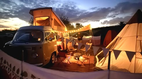 Ned – Modernisierter VW T2 mit Servolenkung und 4 Schlafplätzen und allen Extras